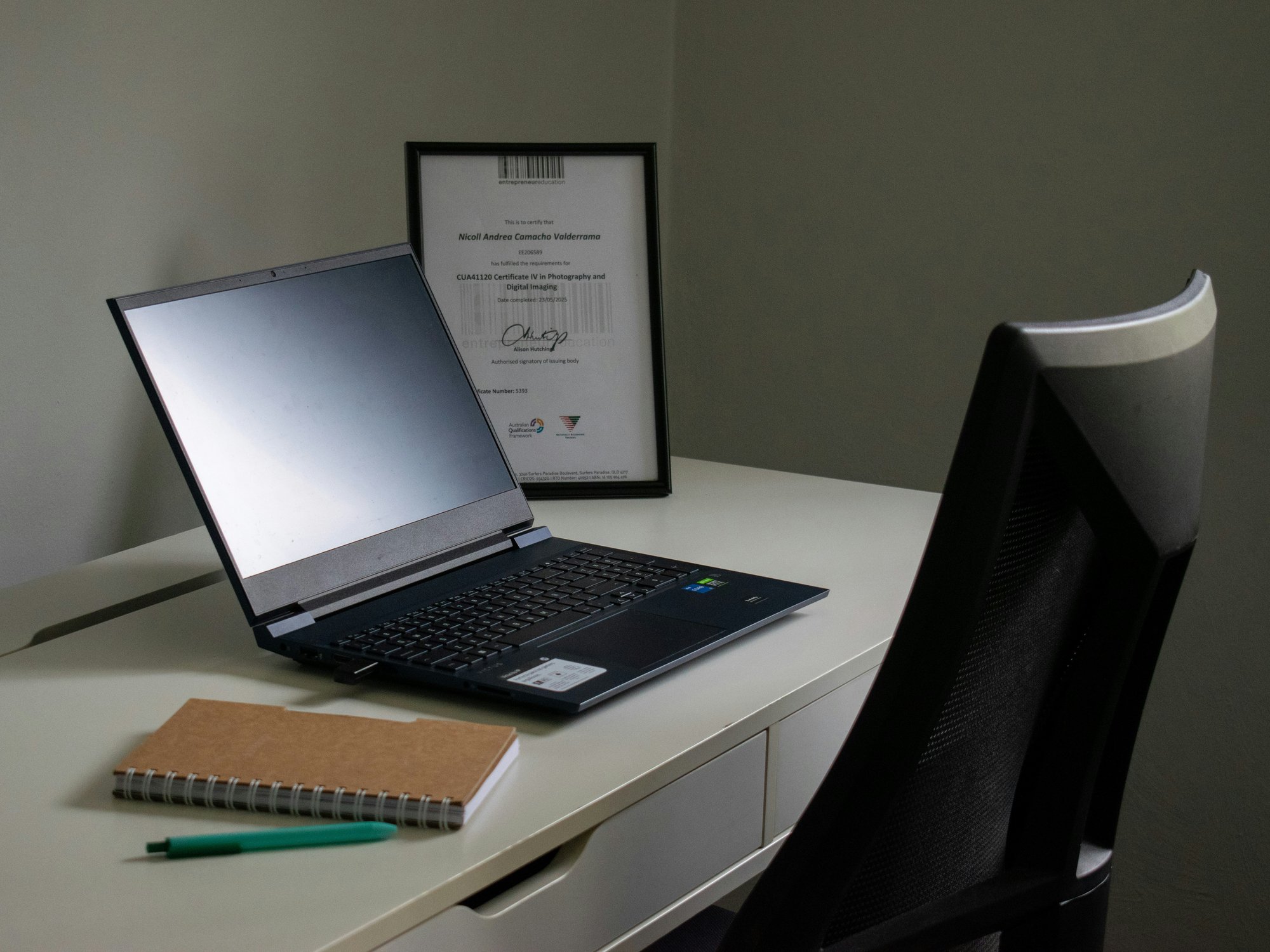 Laptop and notebook on a desk representing digital gardening, personal knowledge management, learning, and interconnected ideas.